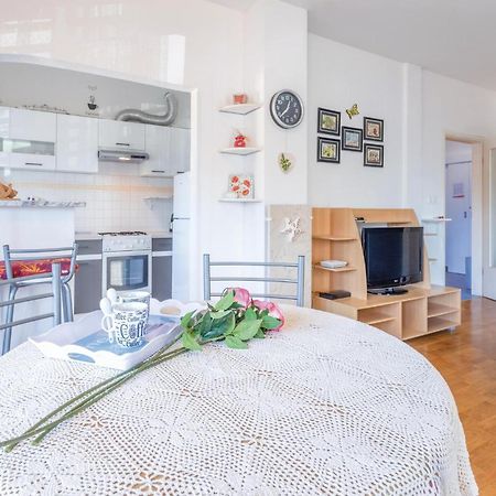 Lovely Apartment In Umag With Kitchen מראה חיצוני תמונה