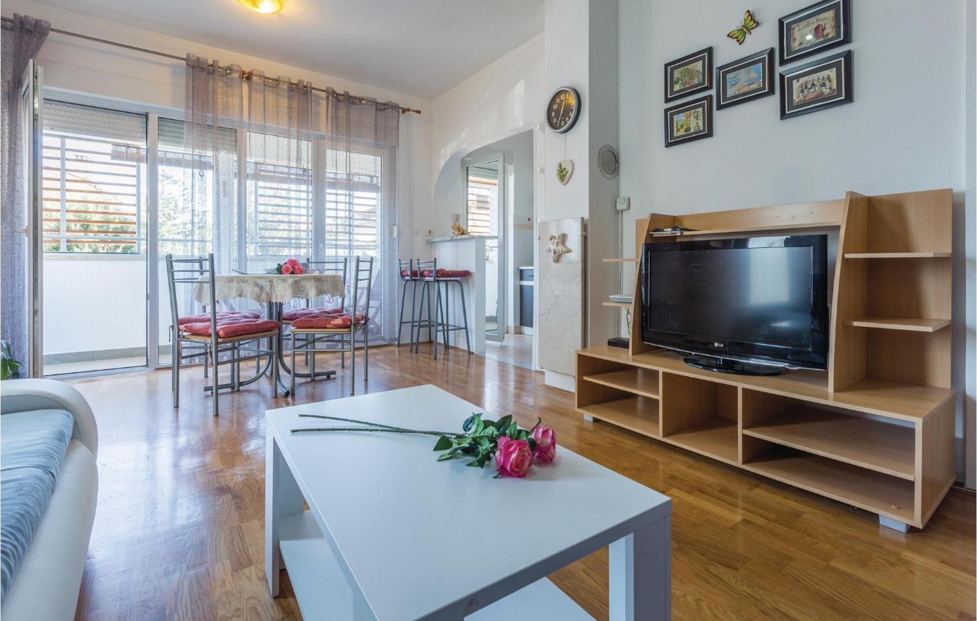 Lovely Apartment In Umag With Kitchen מראה חיצוני תמונה